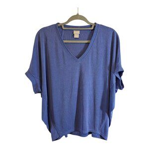 CHICOS PERIWINKLE BLUE RIBBED TOP SIZE 1 MEDIUM (8) RELAXED DOLMAN SLEEVE VNECK